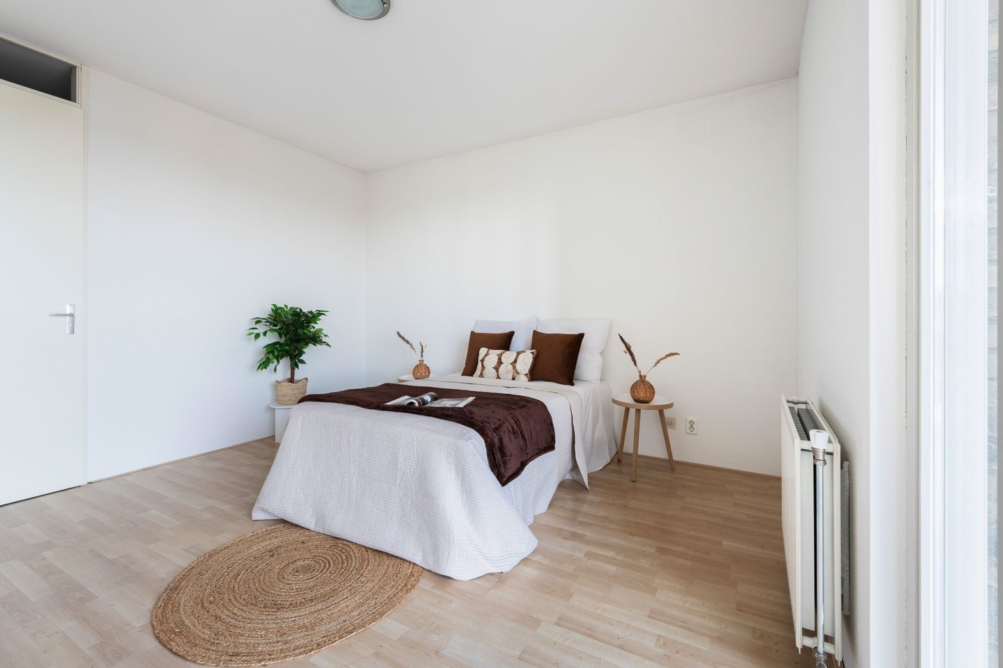 Spacious Corner Apartment with Sunny Balcony and Private Parking in Hoograven — 14