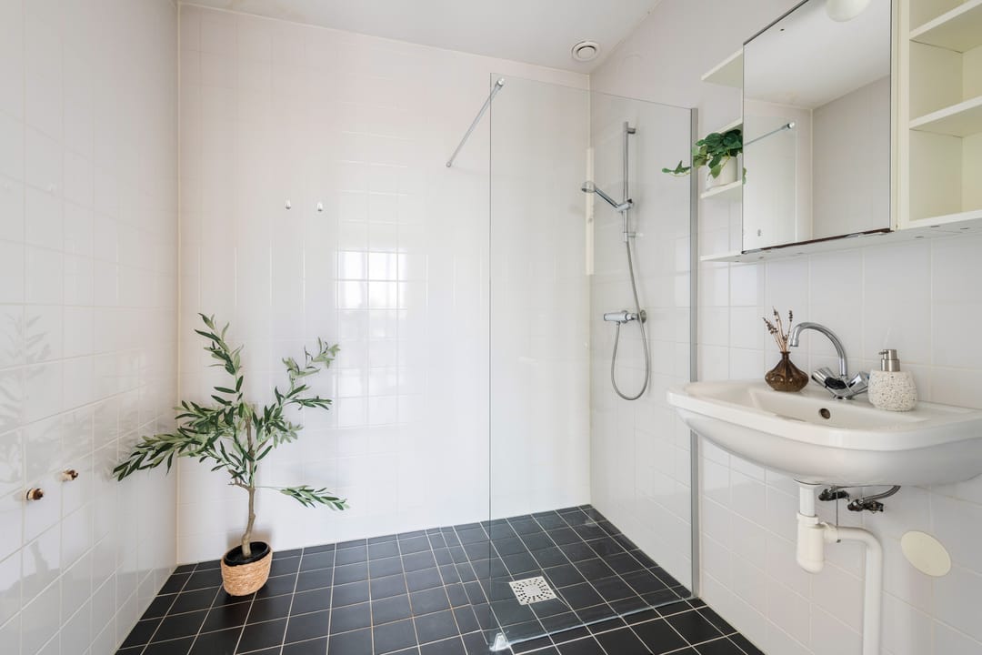 Spacious Corner Apartment with Sunny Balcony and Private Parking in Hoograven — 17