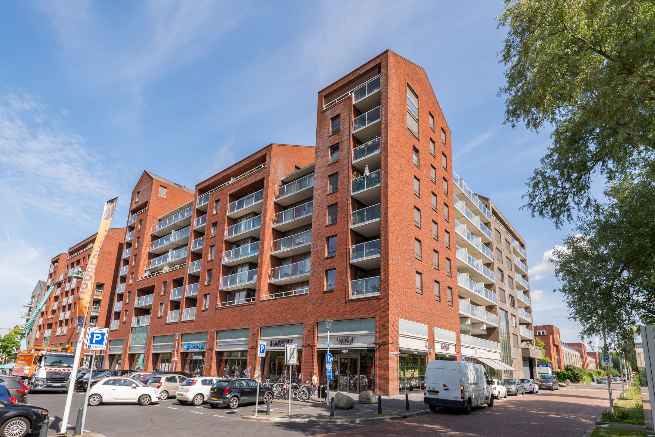 Spacious Corner Apartment with Sunny Balcony and Private Parking in Hoograven — 30