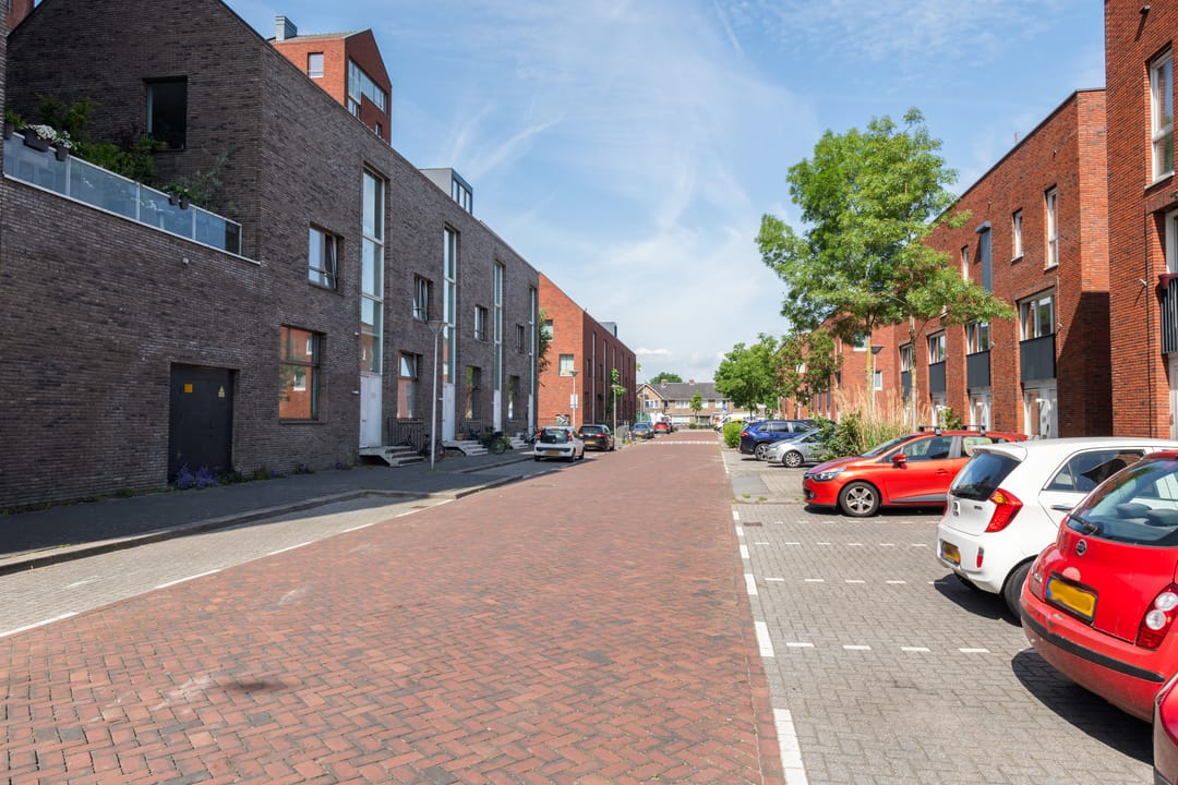 Spacious Corner Apartment with Sunny Balcony and Private Parking in Hoograven — 32