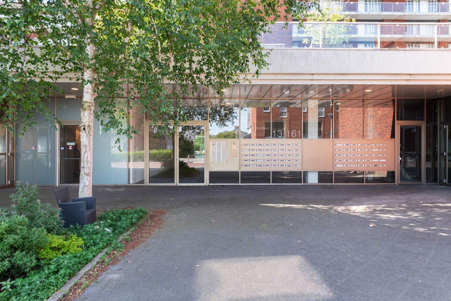 Spacious Corner Apartment with Sunny Balcony and Private Parking in Hoograven — 29