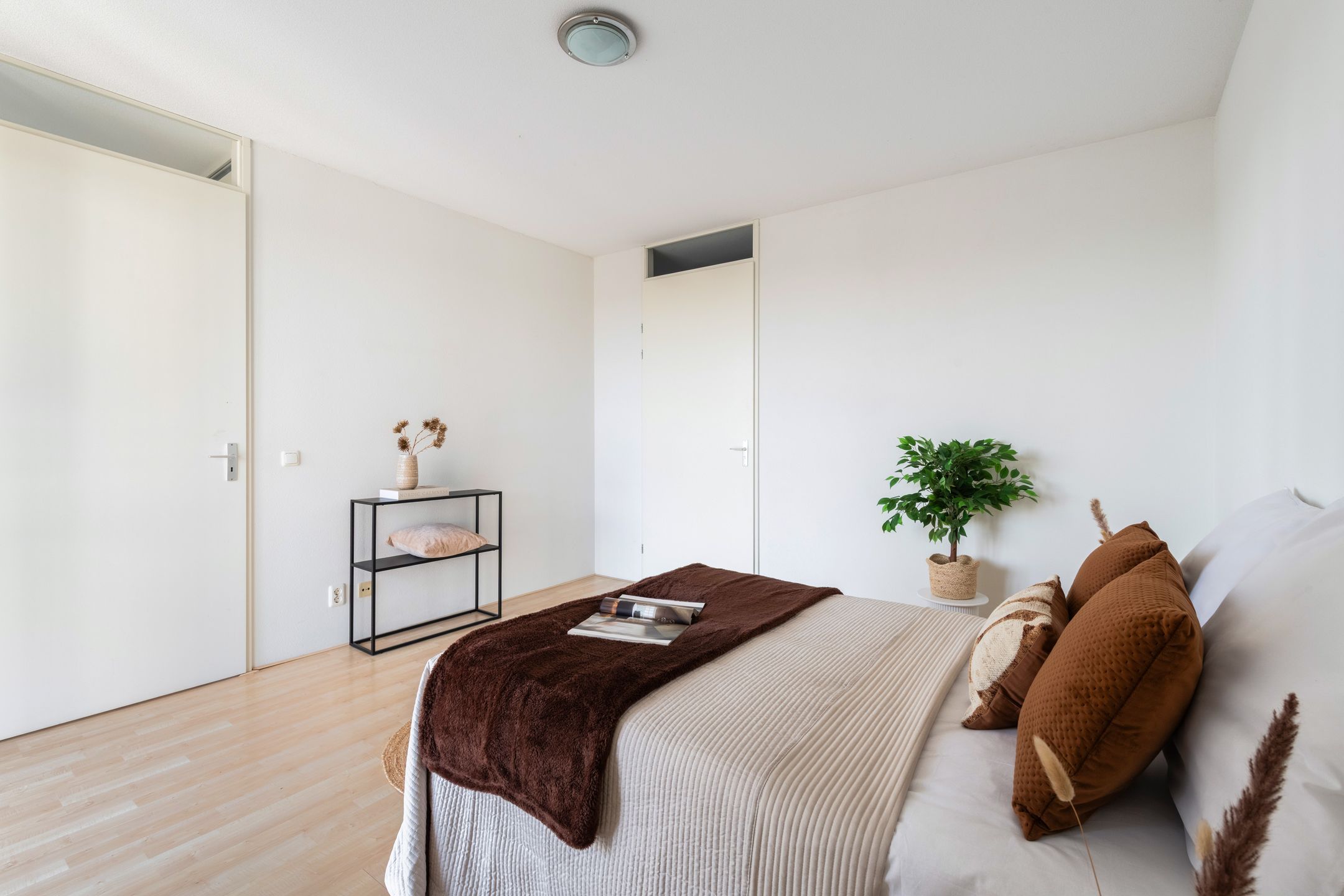 Spacious Corner Apartment with Sunny Balcony and Private Parking in Hoograven — 15