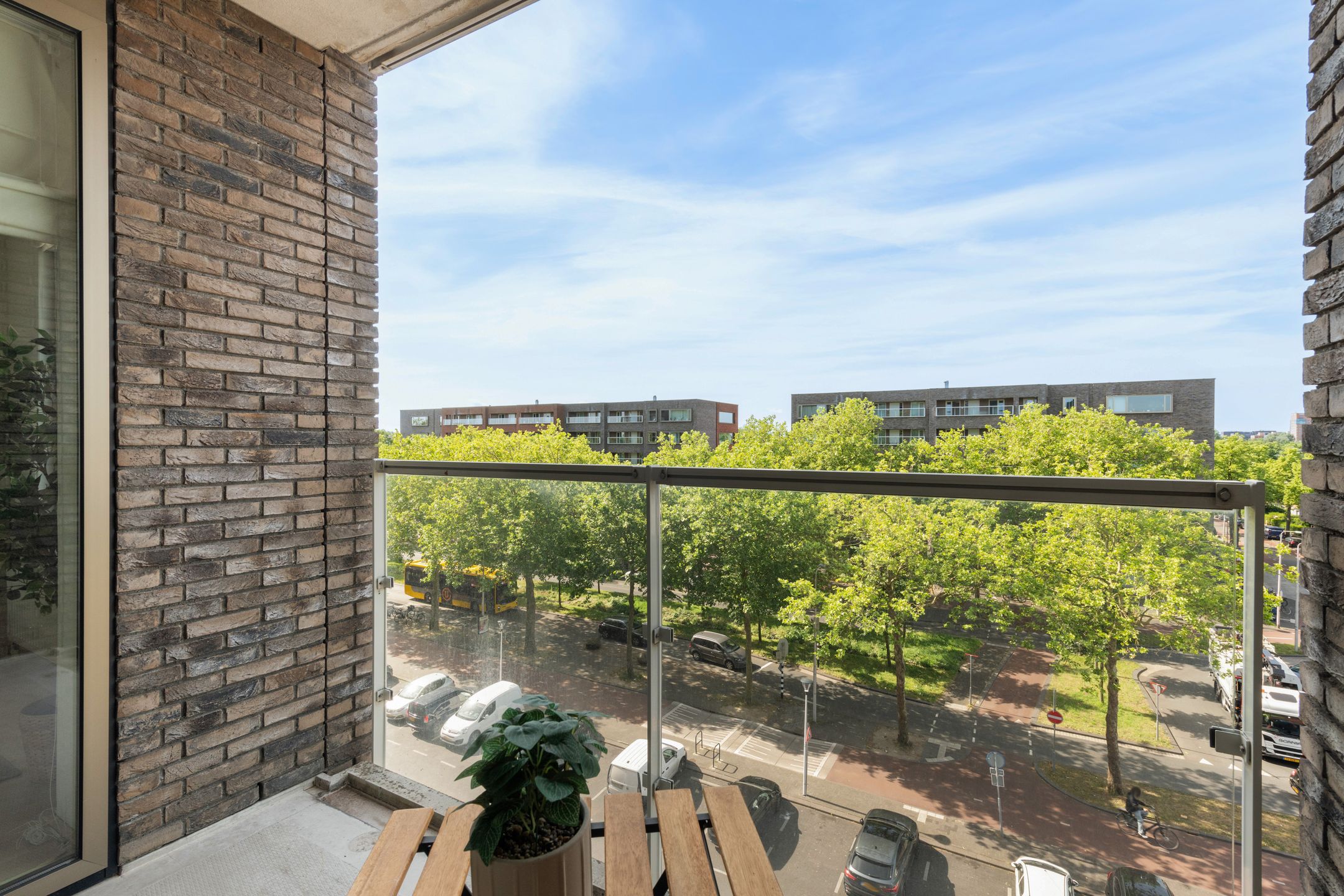 Spacious Corner Apartment with Sunny Balcony and Private Parking in Hoograven — 21