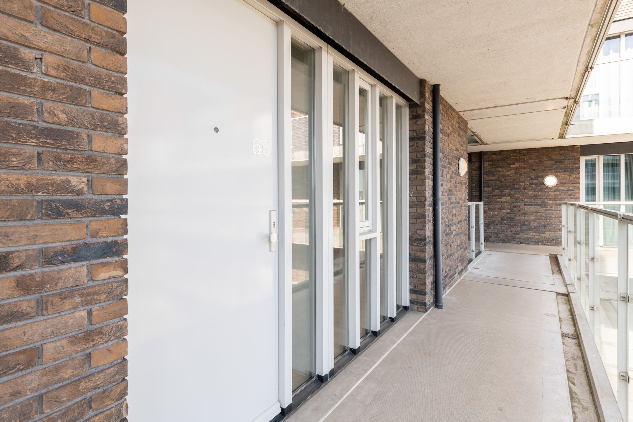 Spacious Corner Apartment with Sunny Balcony and Private Parking in Hoograven — 24