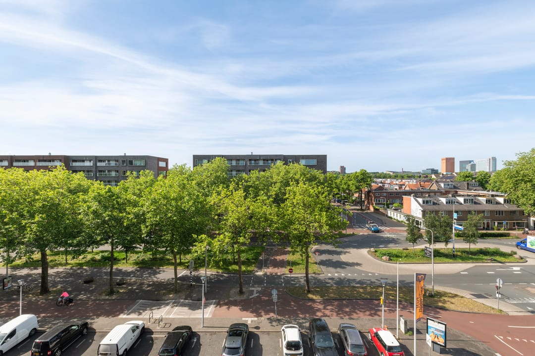 Spacious Corner Apartment with Sunny Balcony and Private Parking in Hoograven — 23