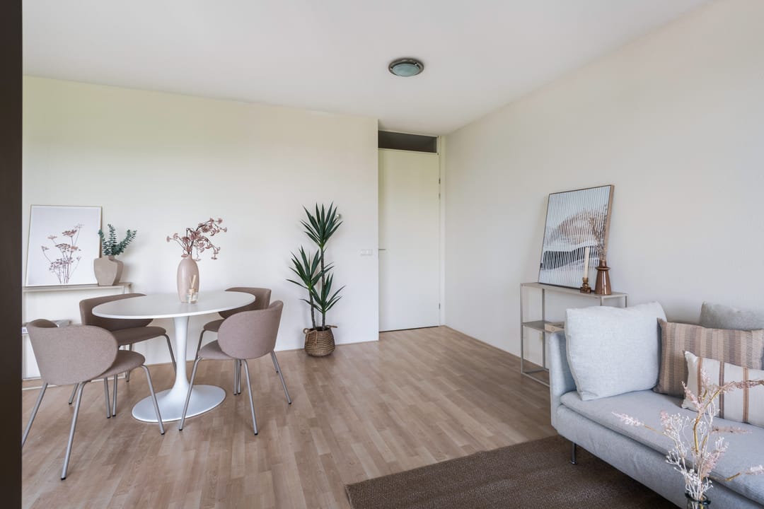 Spacious Corner Apartment with Sunny Balcony and Private Parking in Hoograven — 7