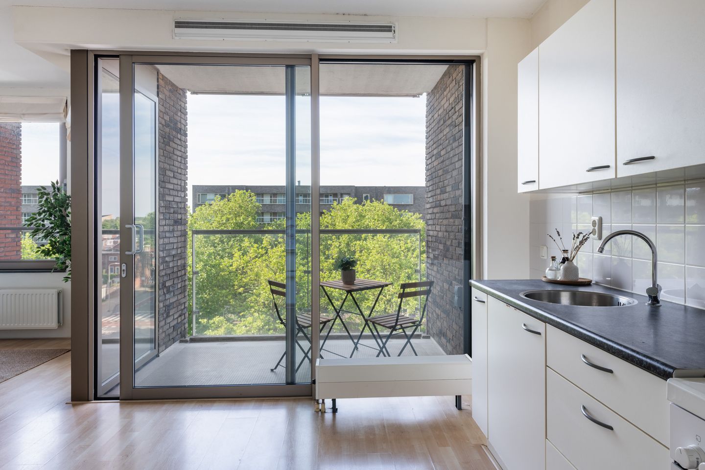 Spacious Corner Apartment with Sunny Balcony and Private Parking in Hoograven — 10