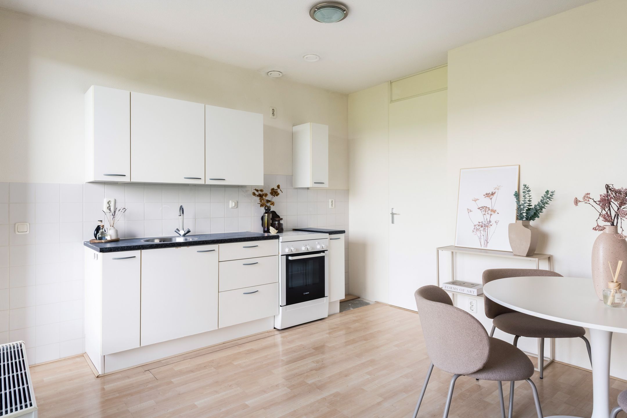 Spacious Corner Apartment with Sunny Balcony and Private Parking in Hoograven — 9