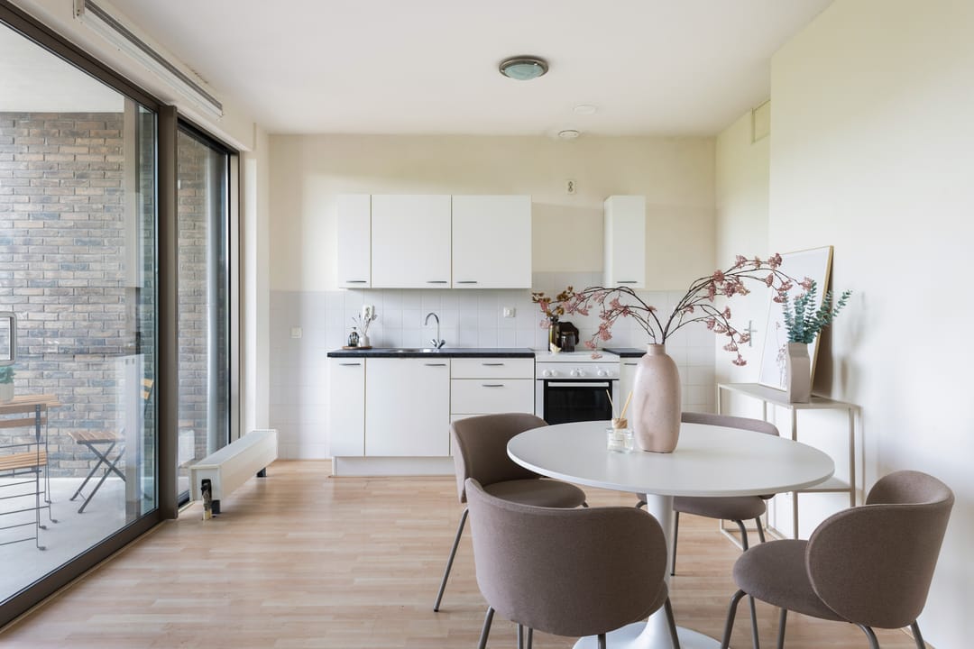 Spacious Corner Apartment with Sunny Balcony and Private Parking in Hoograven — 8