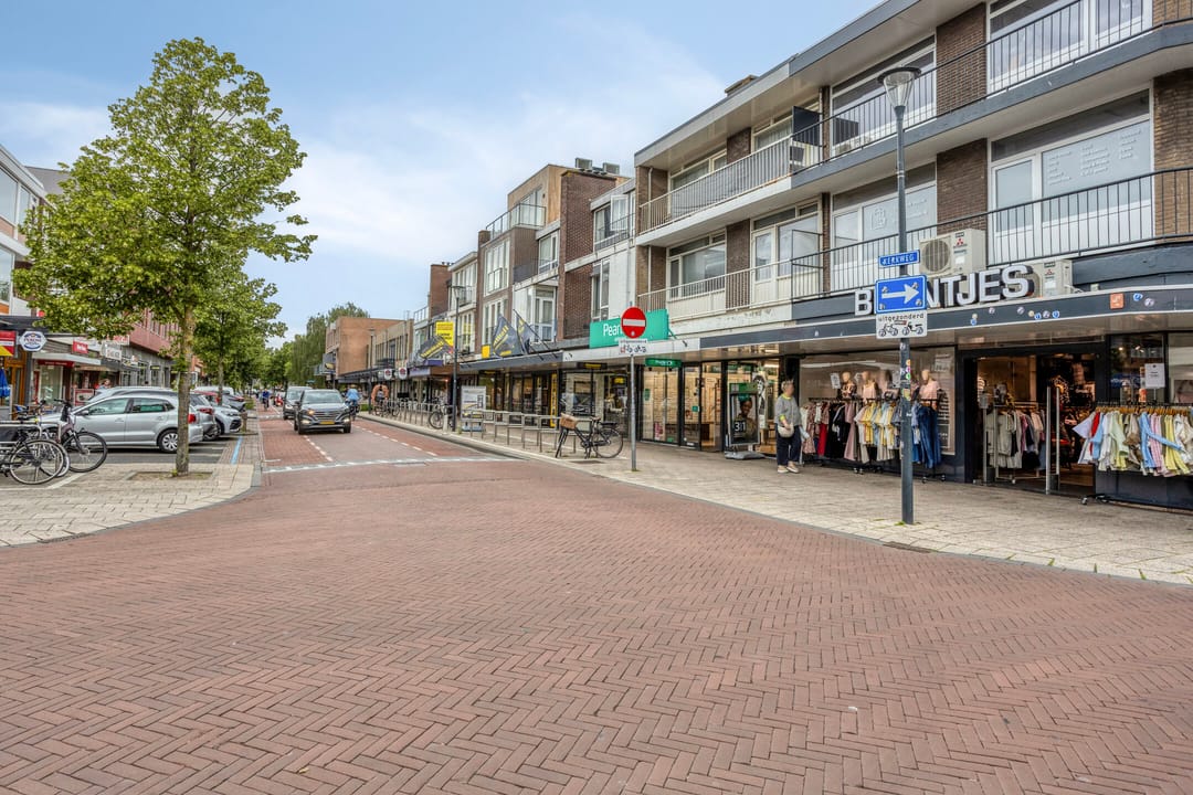 Spacious Corner Apartment with Sunny South-Facing Balcony Near Heemskerk Center — 26