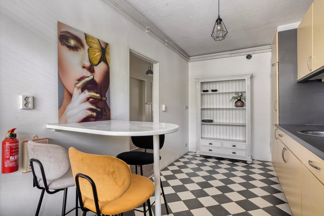 Spacious Corner Apartment with Sunny South-Facing Balcony Near Heemskerk Center — 11
