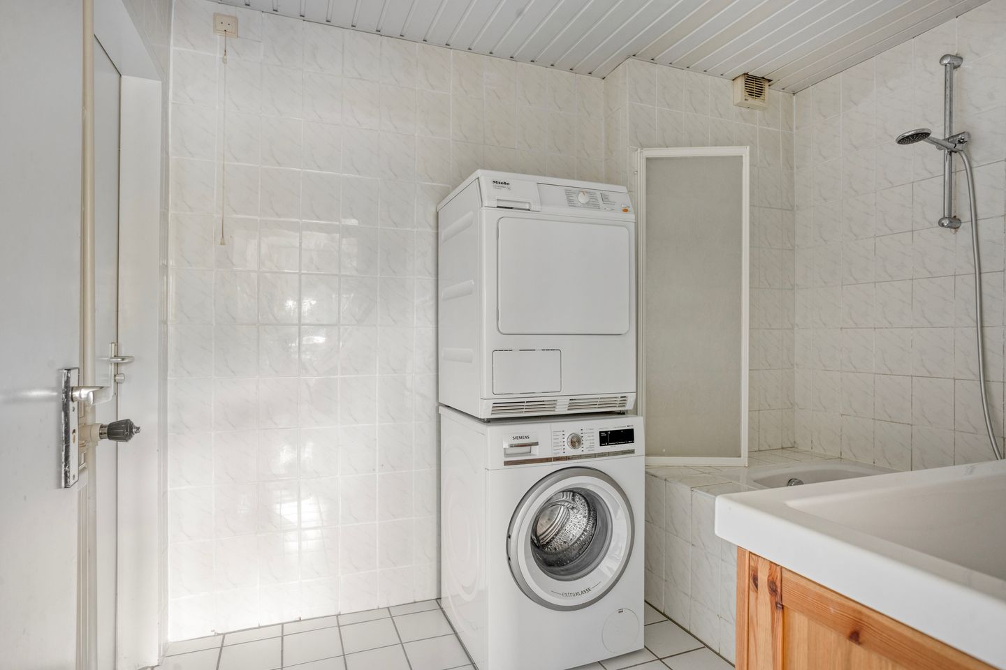 Spacious Corner Apartment with Sunny South-Facing Balcony Near Heemskerk Center — 20