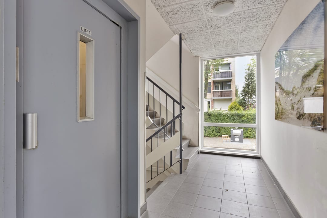 Spacious Corner Apartment with Sunny South-Facing Balcony Near Heemskerk Center — 23