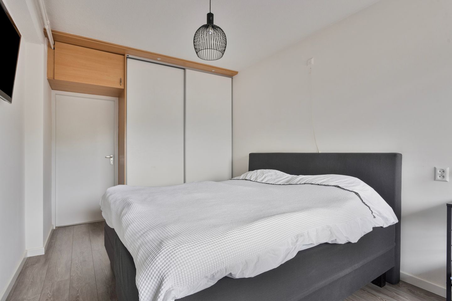 Spacious Corner Apartment with Sunny South-Facing Balcony Near Heemskerk Center — 14