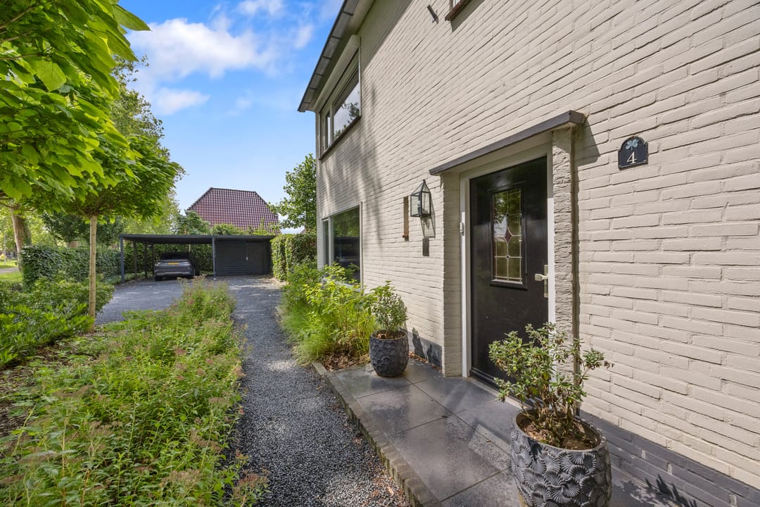 Spacious Detached Family Home with Large Private Garden and Sustainable Features — 8