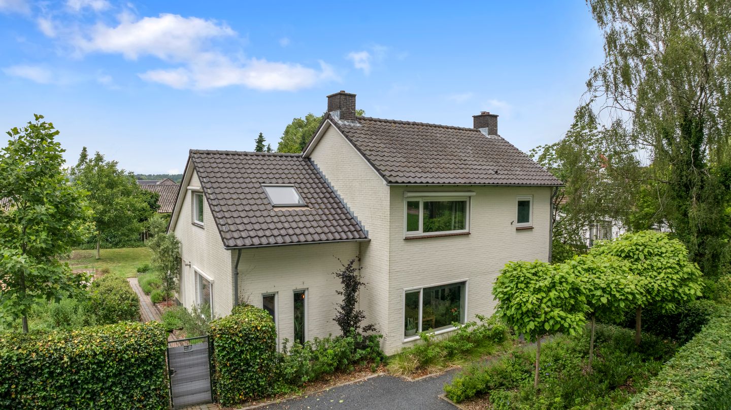 Spacious Detached Family Home with Large Private Garden and Sustainable Features — 74