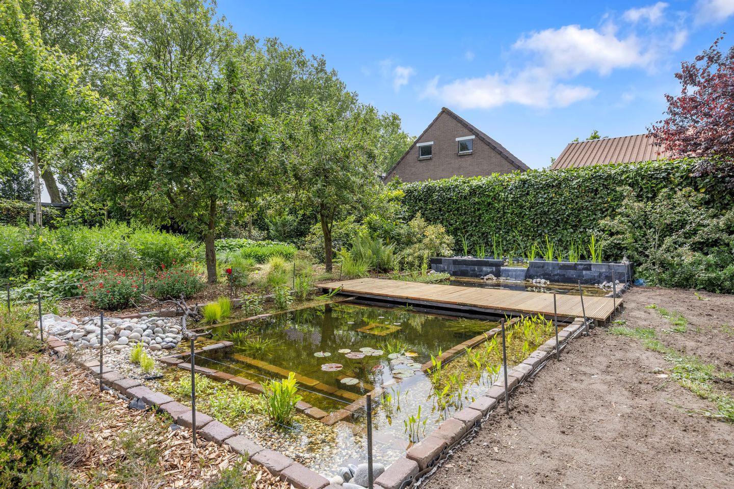 Spacious Detached Family Home with Large Private Garden and Sustainable Features — 40