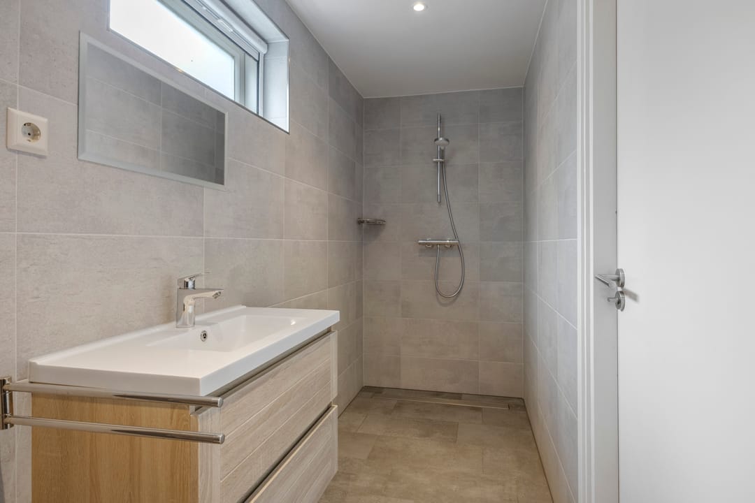 Spacious Detached Family Home with Large Private Garden and Sustainable Features — 28