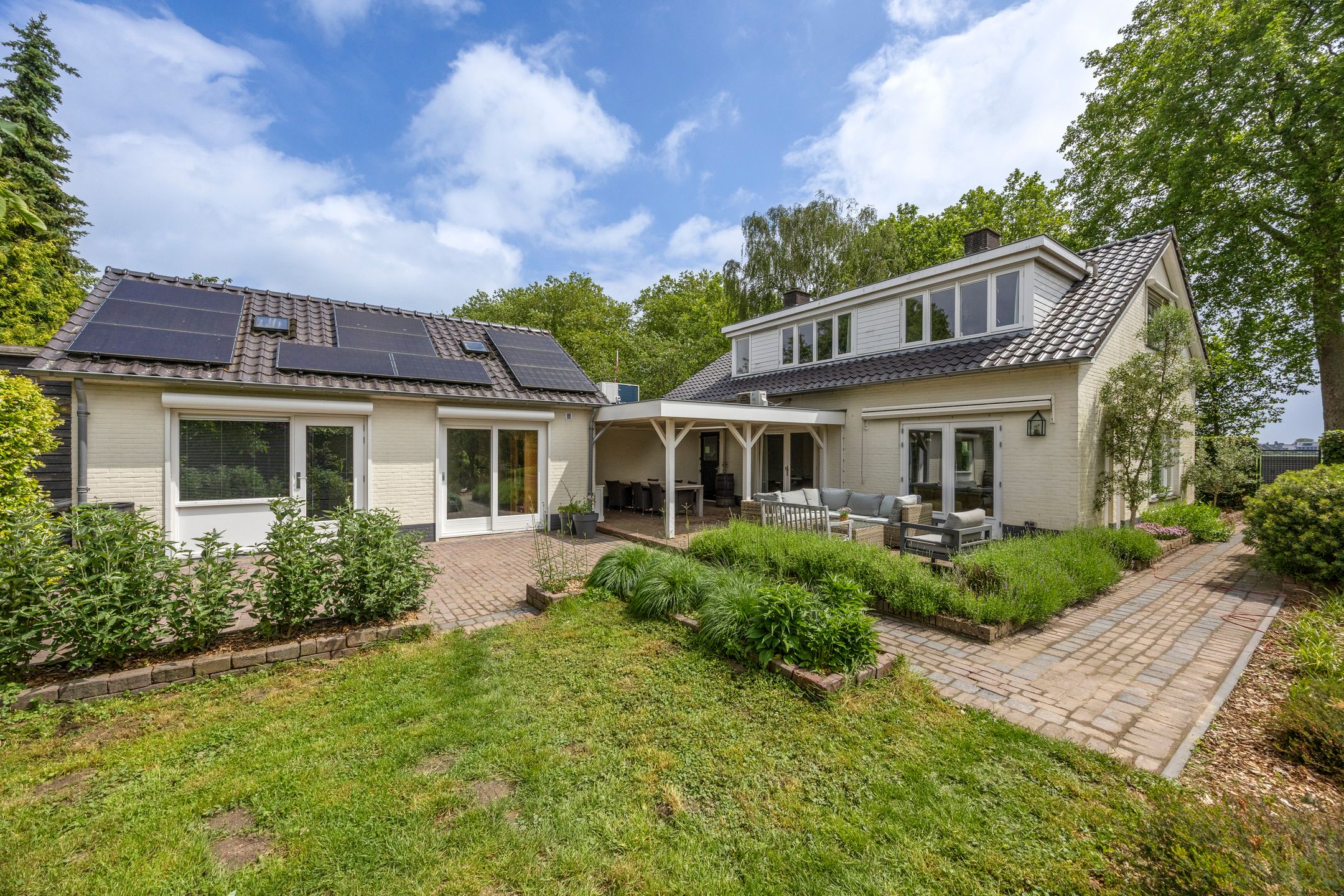 Spacious Detached Family Home with Large Private Garden and Sustainable Features — 33