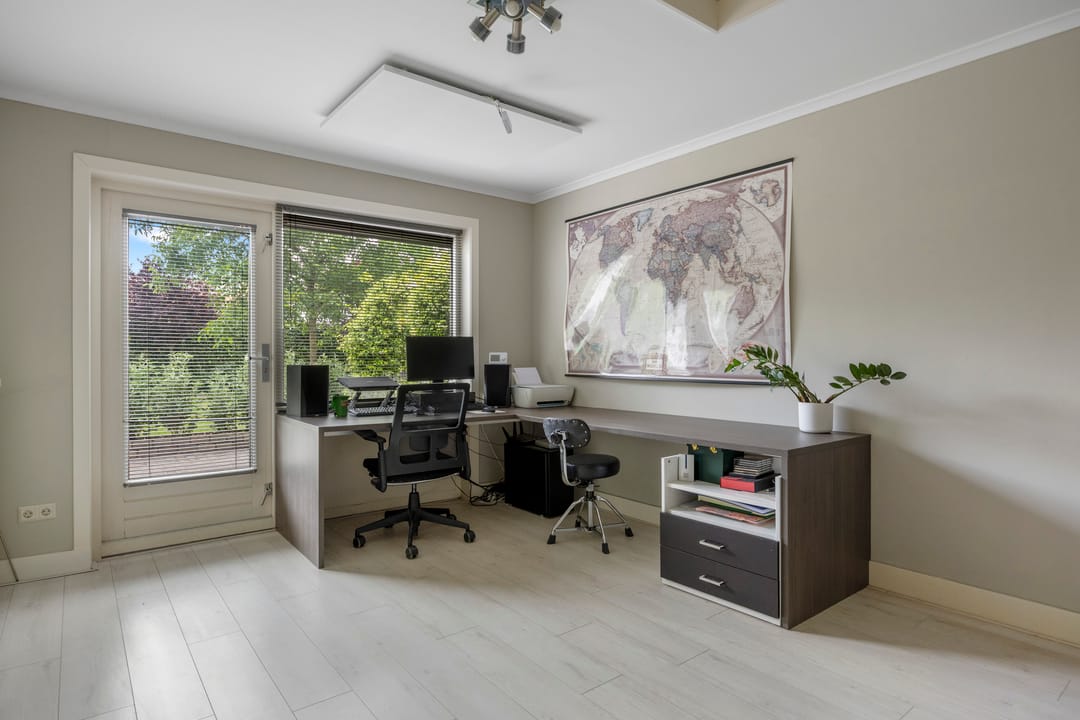 Spacious Detached Family Home with Large Private Garden and Sustainable Features — 31