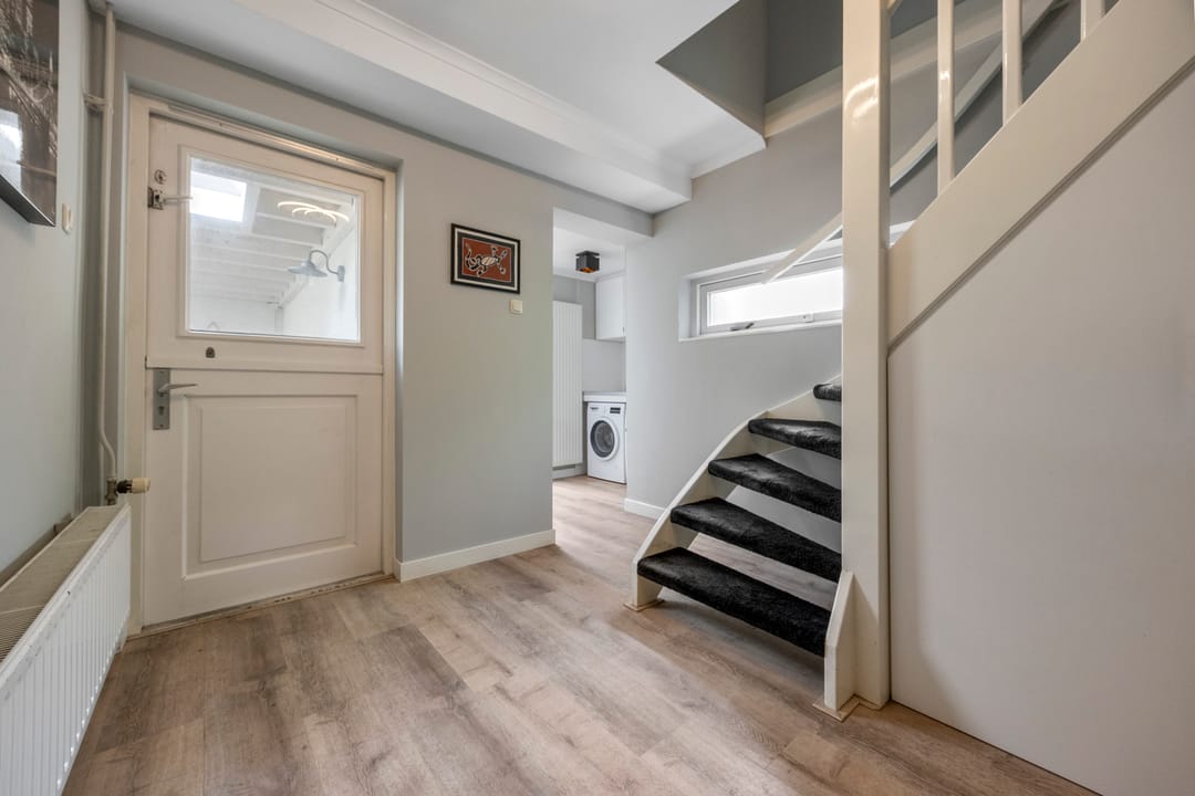Spacious Detached Family Home with Large Private Garden and Sustainable Features — 43