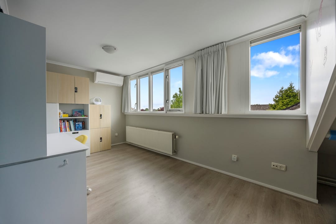 Spacious Detached Family Home with Large Private Garden and Sustainable Features — 53