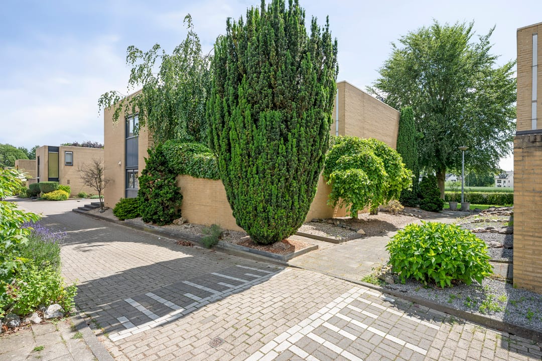 Semi-Detached Home with Free Views and Private Parking in Maastricht — 31