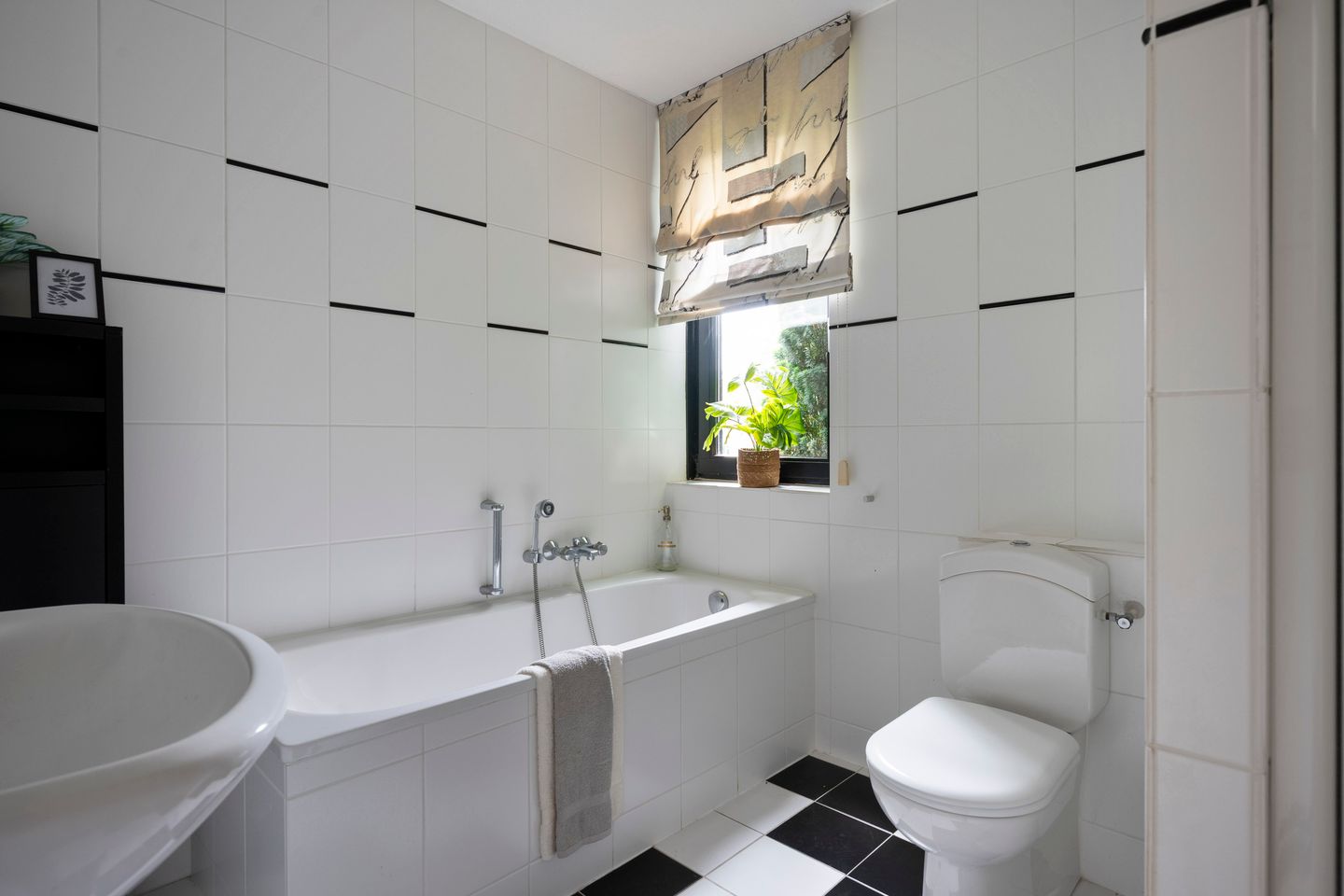 Semi-Detached Home with Free Views and Private Parking in Maastricht — 20