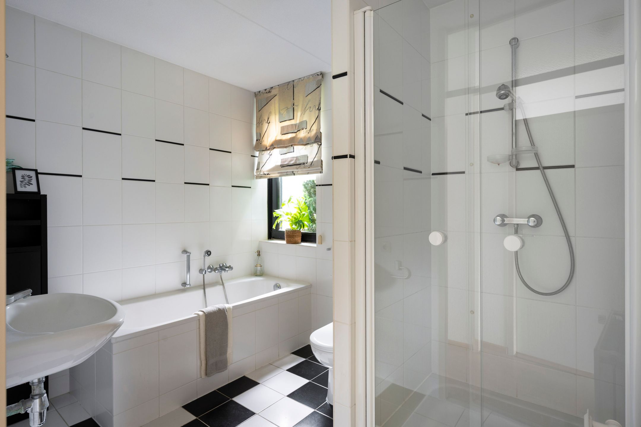 Semi-Detached Home with Free Views and Private Parking in Maastricht — 18