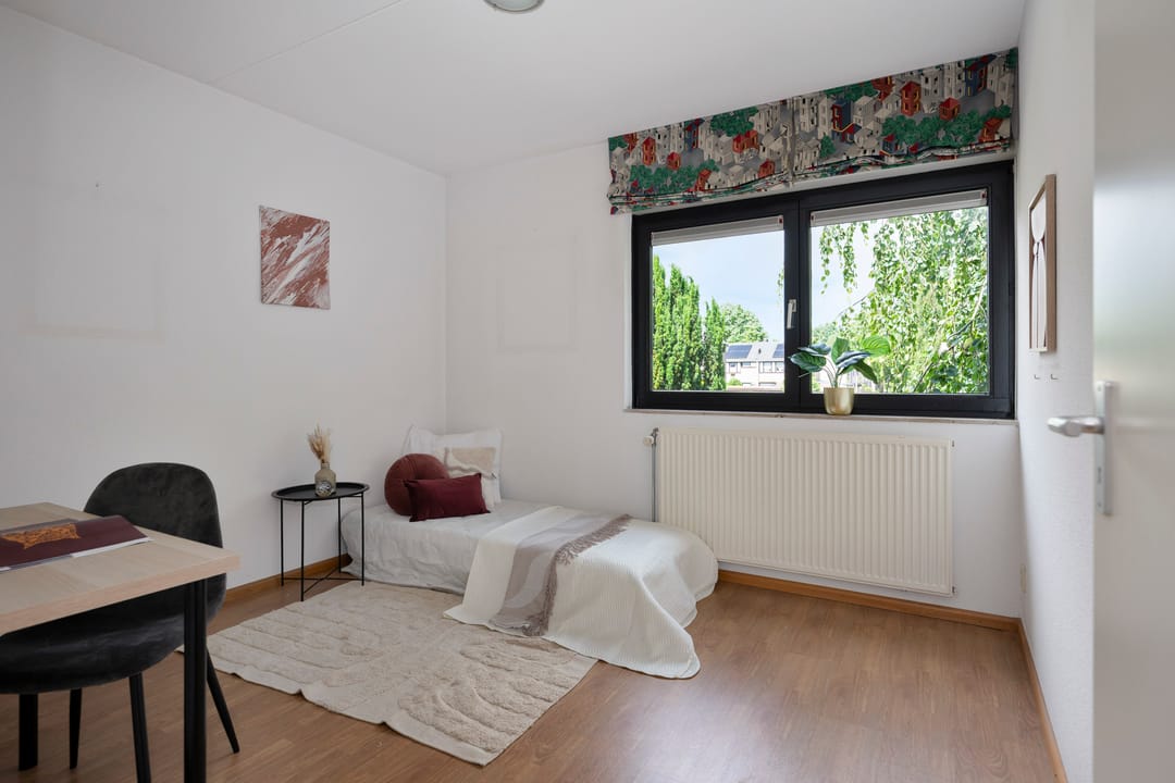 Semi-Detached Home with Free Views and Private Parking in Maastricht — 17