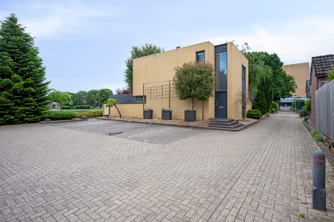 Semi-Detached Home with Free Views and Private Parking in Maastricht — 32