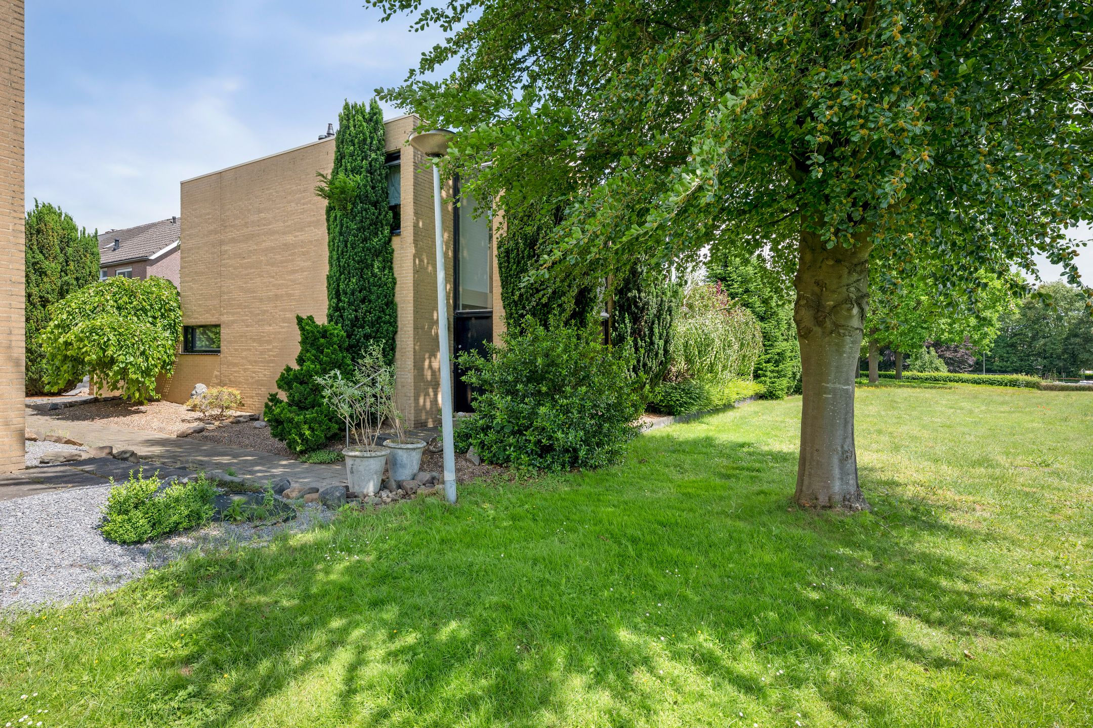Semi-Detached Home with Free Views and Private Parking in Maastricht — 30