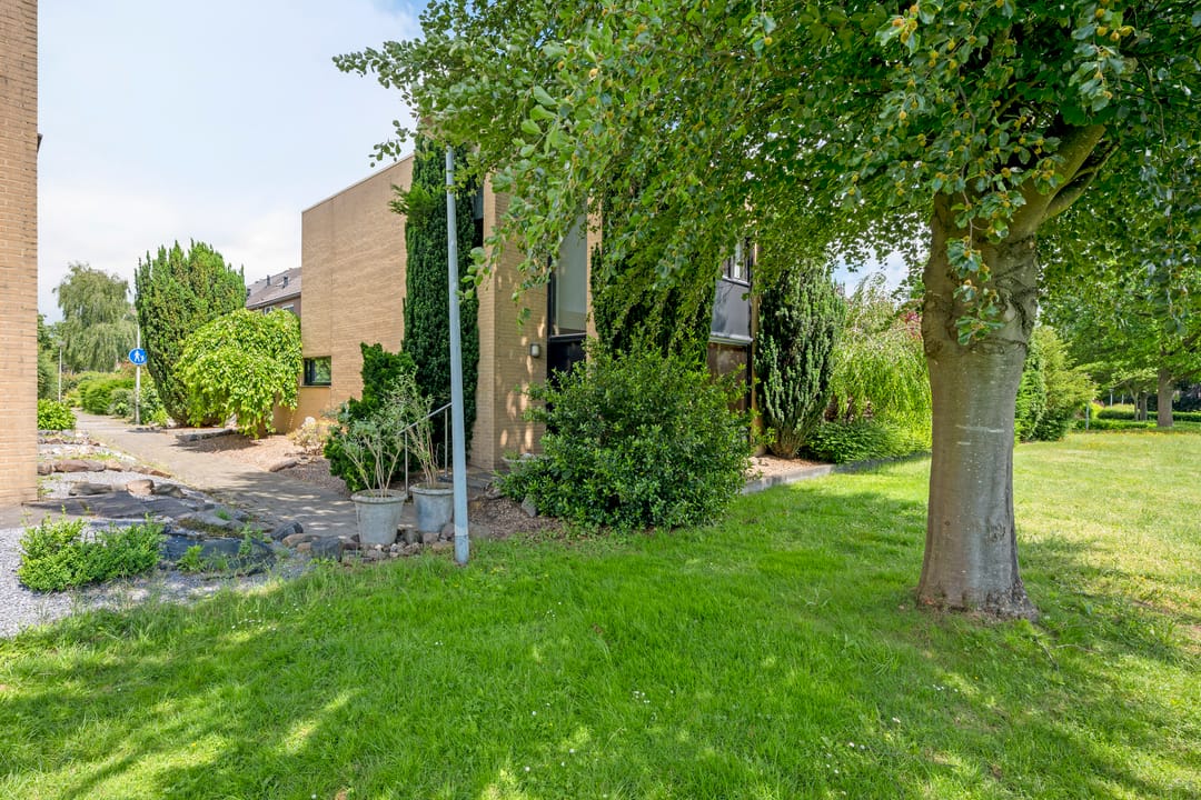 Semi-Detached Home with Free Views and Private Parking in Maastricht — 28