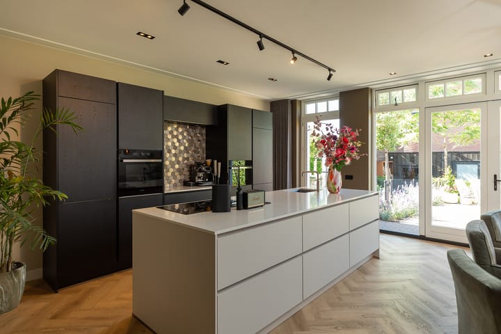 Tussenwoning te koop: Van Oldenbarneveltlaan 47, Hilversum