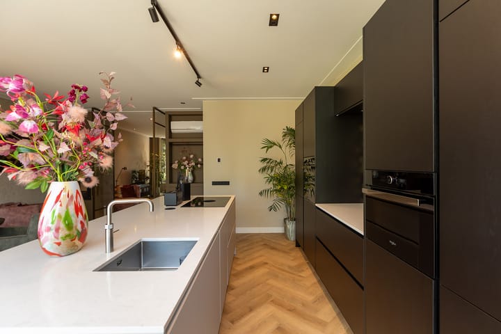 Tussenwoning te koop: Van Oldenbarneveltlaan 47, Hilversum