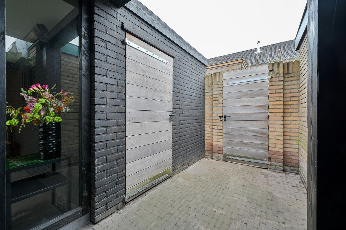 Spacious Renovated Terraced House with Basement and Modern Extension in Putten — 34