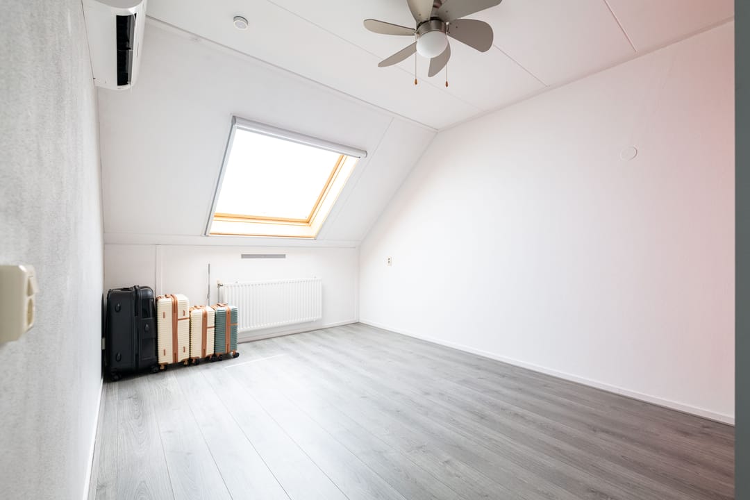 Spacious Semi-Detached Home with Garden Room and Garage in De Ravense Hoek — 37