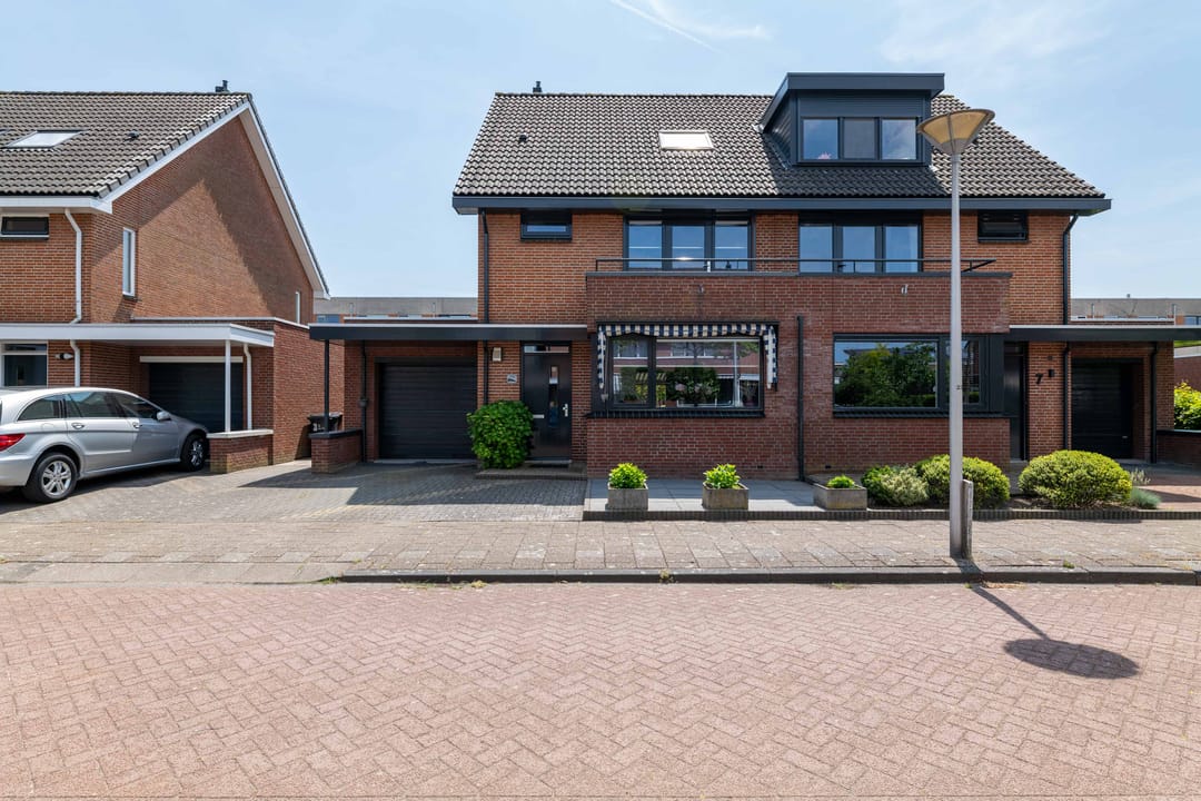 Spacious Semi-Detached Home with Garden Room and Garage in De Ravense Hoek — 52