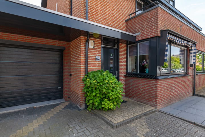 Twee-onder-één-kap te koop: Abdijweide 5, Hellevoetsluis