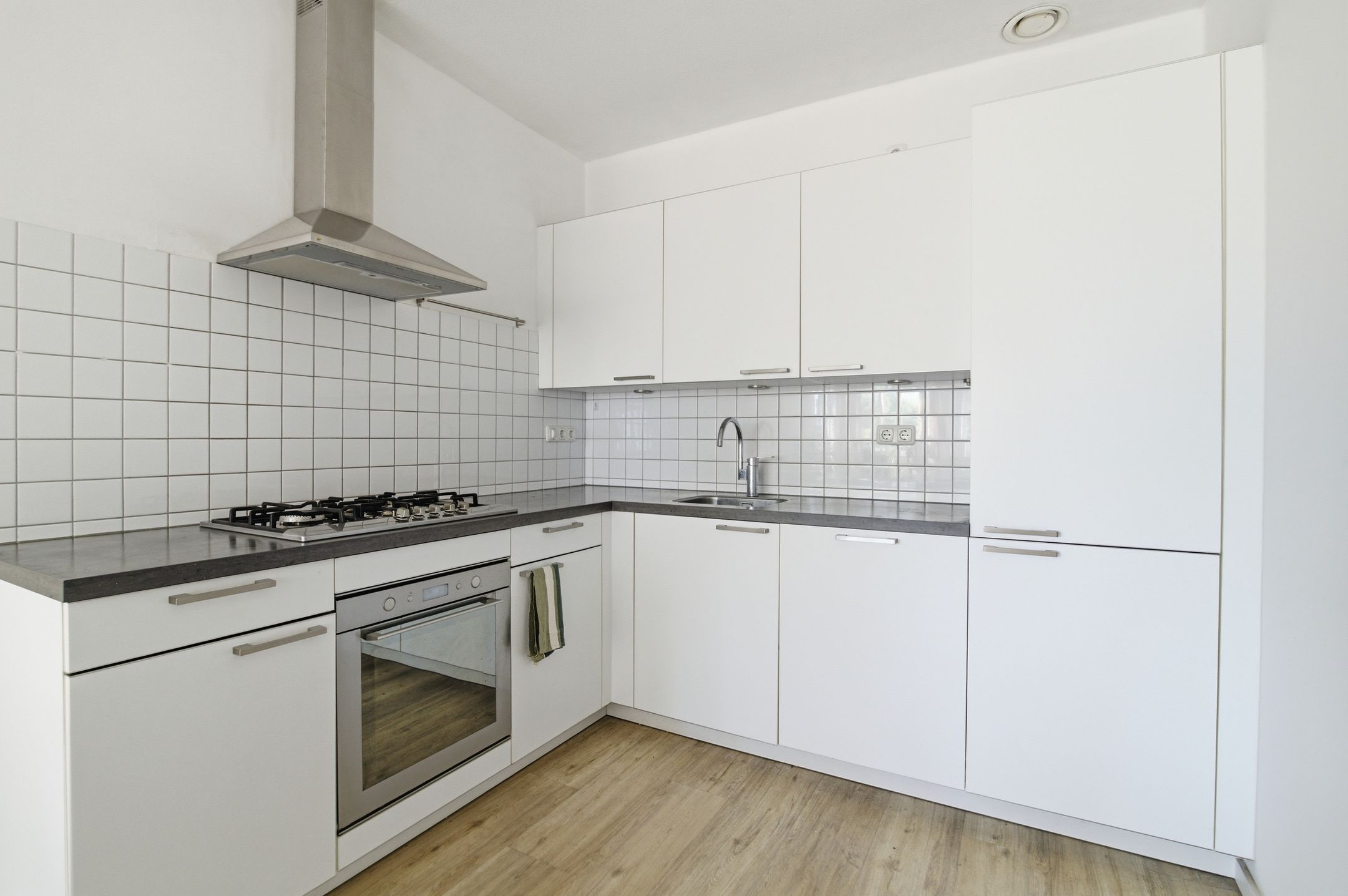 Bright 3-Room Apartment with Sunroom in Amsterdam's Czaar Peterbuurt — 9