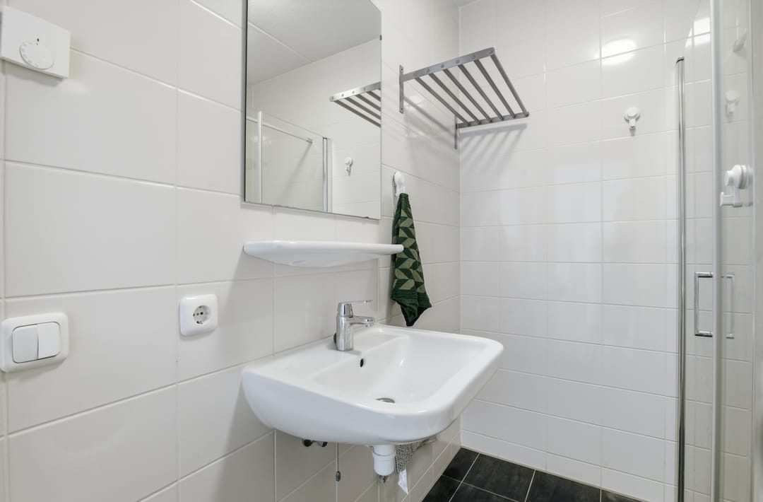 Bright 3-Room Apartment with Sunroom in Amsterdam's Czaar Peterbuurt — 13