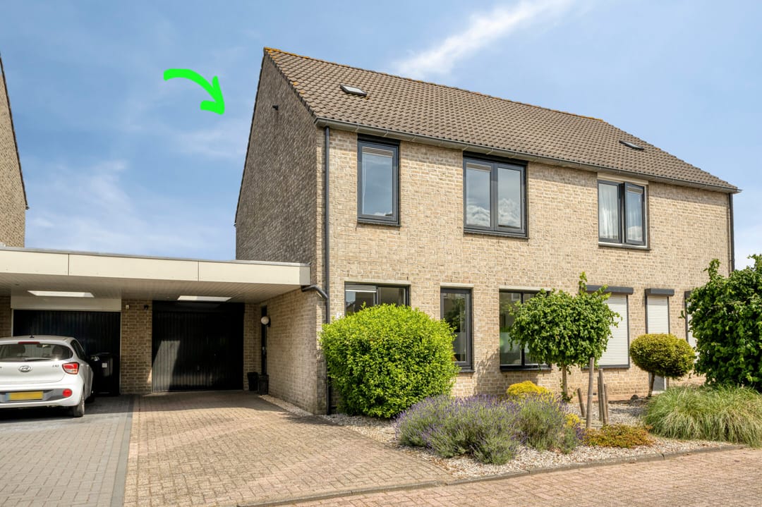 Ampia casa a schiera con garage e potenziale per quattro camere da letto a Roosendaal