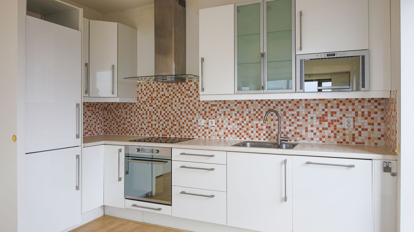 Spacious 3-Bedroom Apartment with South-Facing Balcony in Amsterdam-West — 10