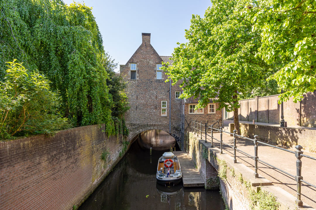 Monumental Gate House Apartment with Binnendieze Views — 16