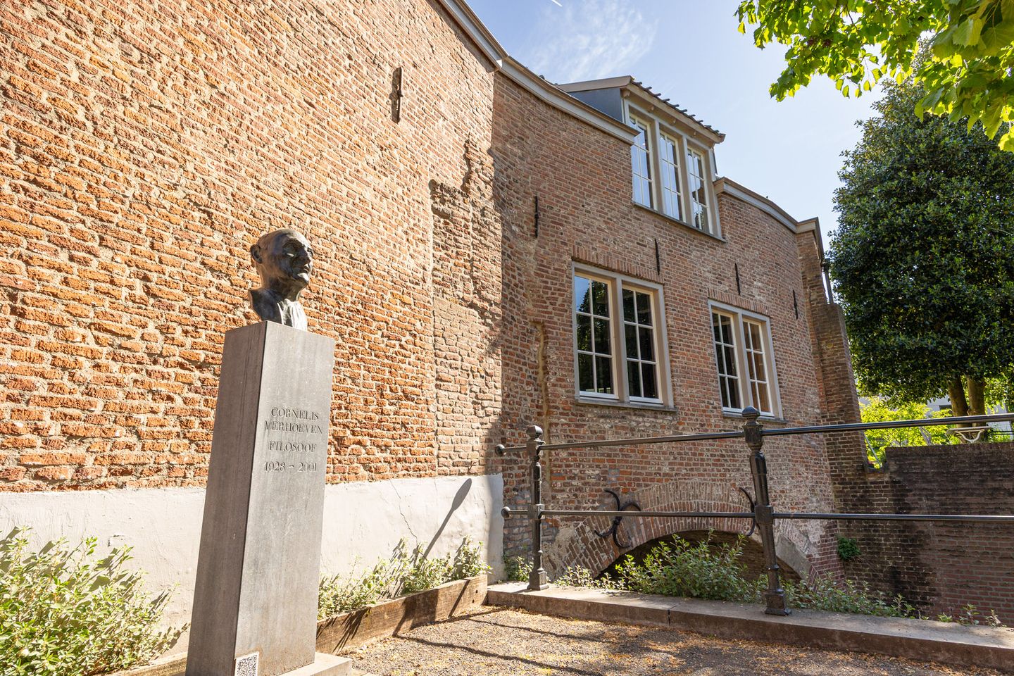 Monumental Gate House Apartment with Binnendieze Views — 34
