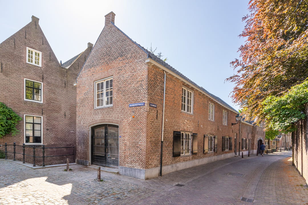 Monumental Gate House Apartment with Binnendieze Views — 32