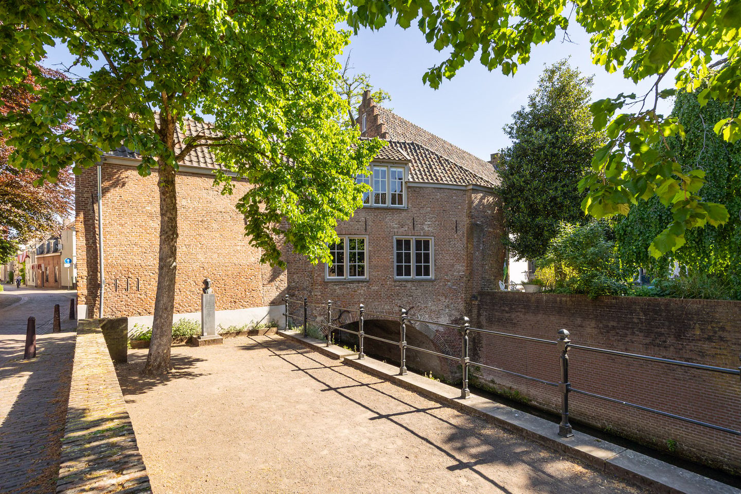 Monumental Gate House Apartment with Binnendieze Views — 29