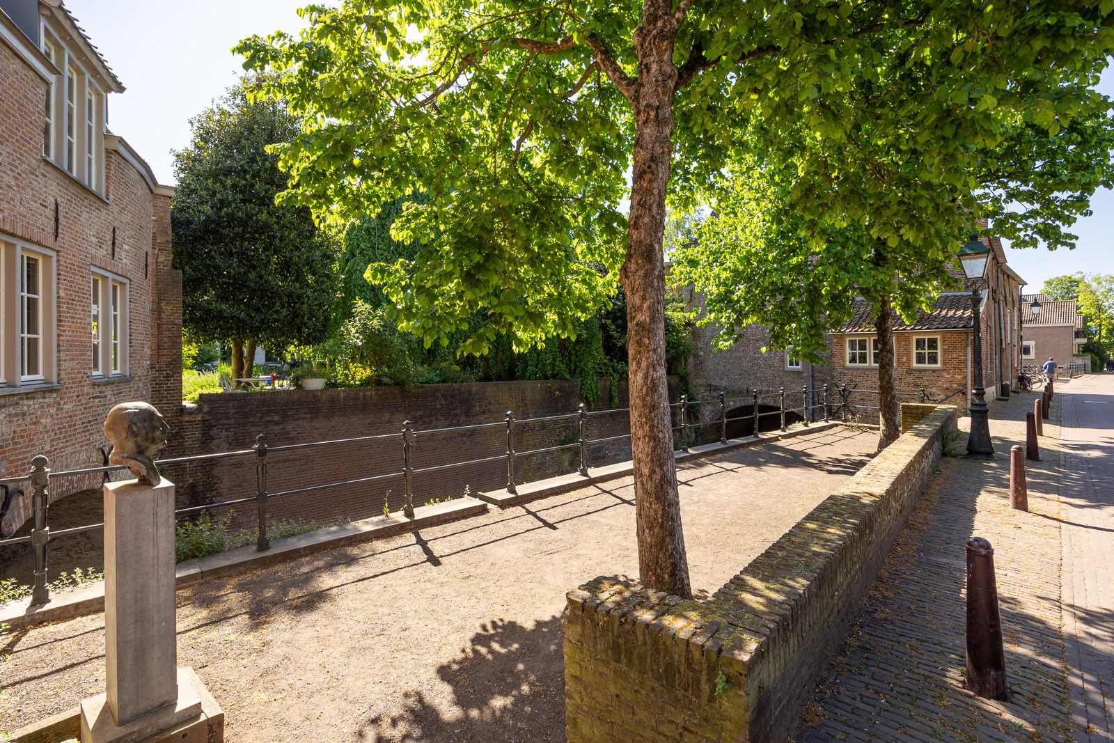 Monumental Gate House Apartment with Binnendieze Views — 33