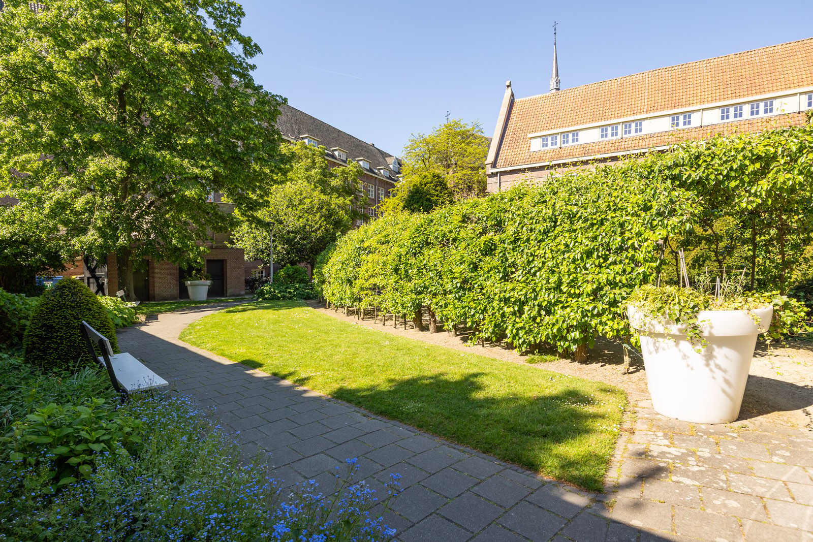 Monumental Gate House Apartment with Binnendieze Views — 27