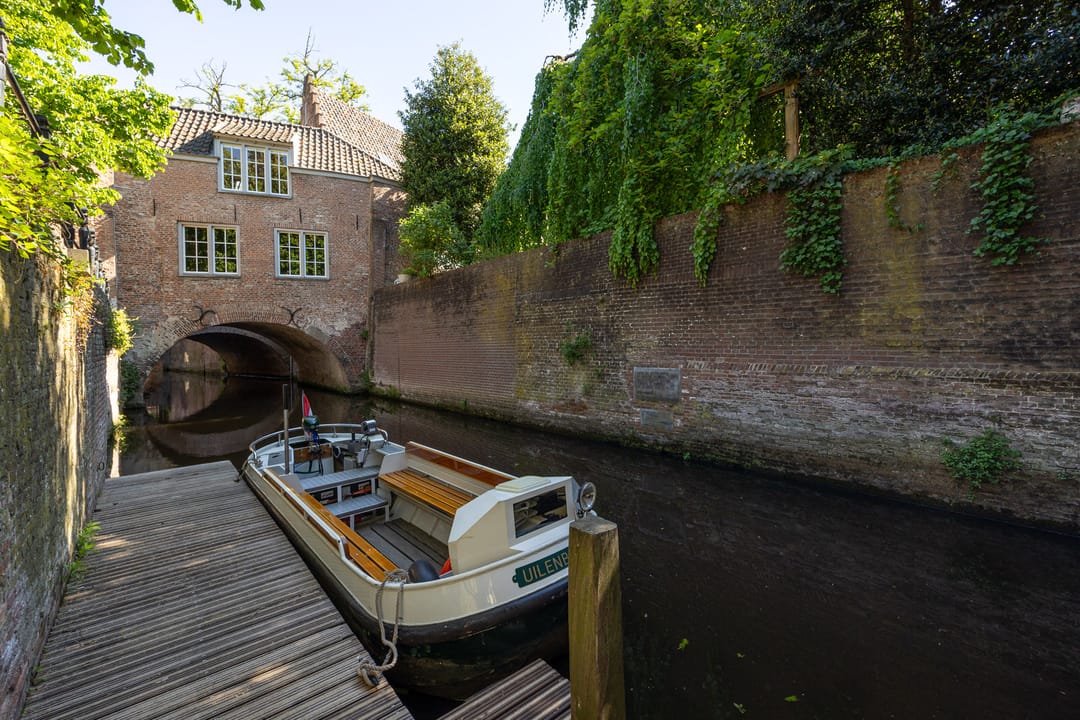 Monumental Gate House Apartment with Binnendieze Views — 28